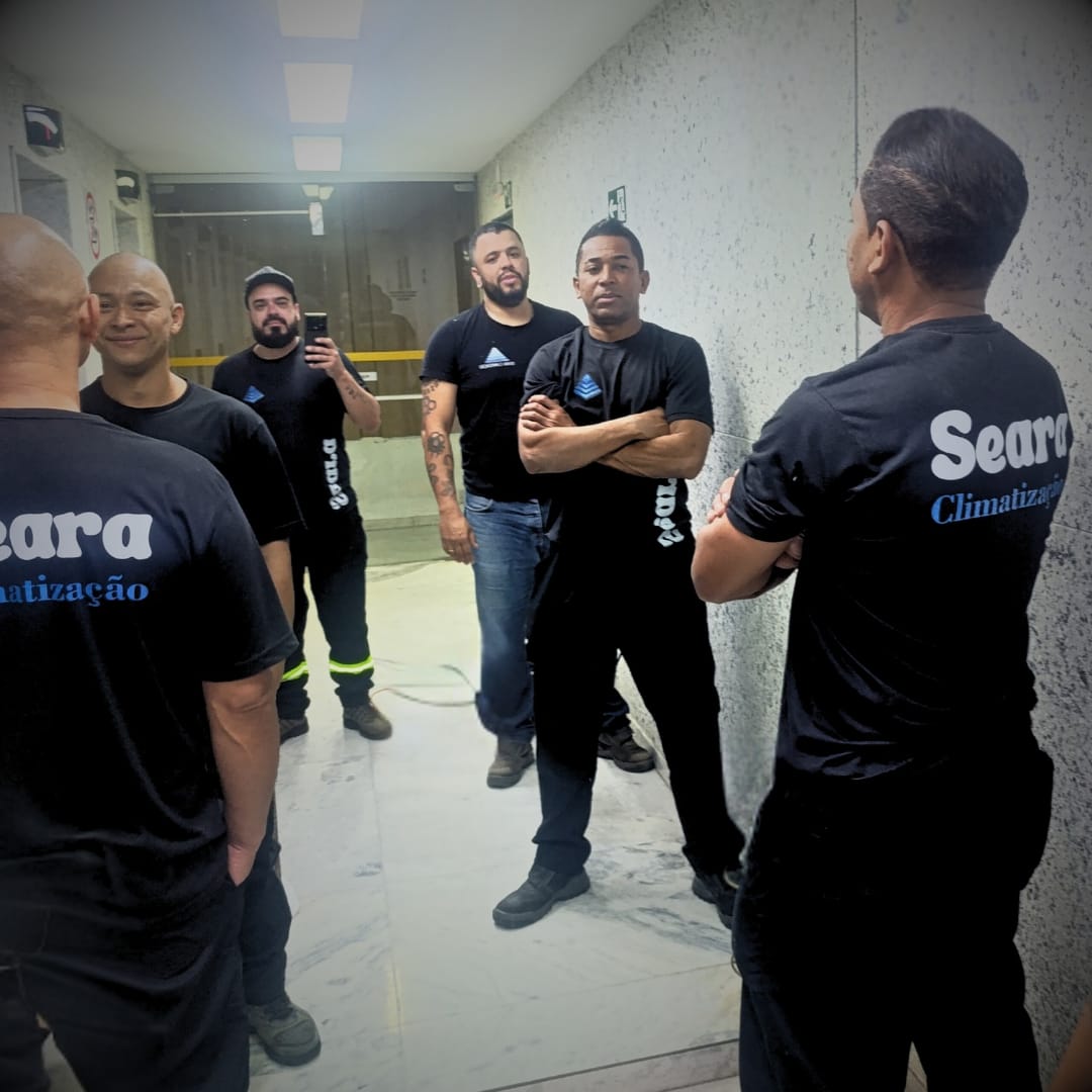 Técnico realizando manutenção de ar condicionado